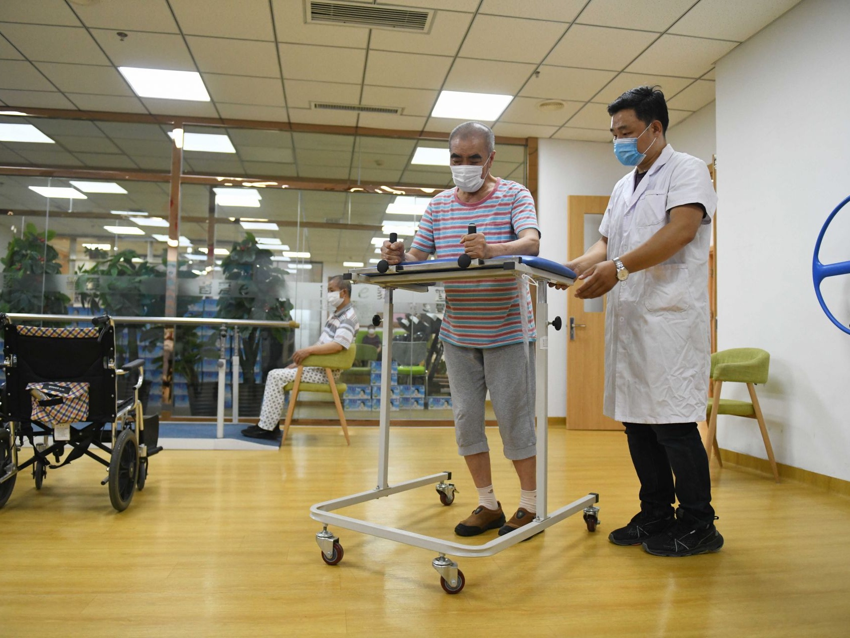 China starts pilot network for distance elderly care services 