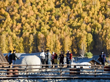Xinjiang receives over 15 mln visitors during National Day holiday