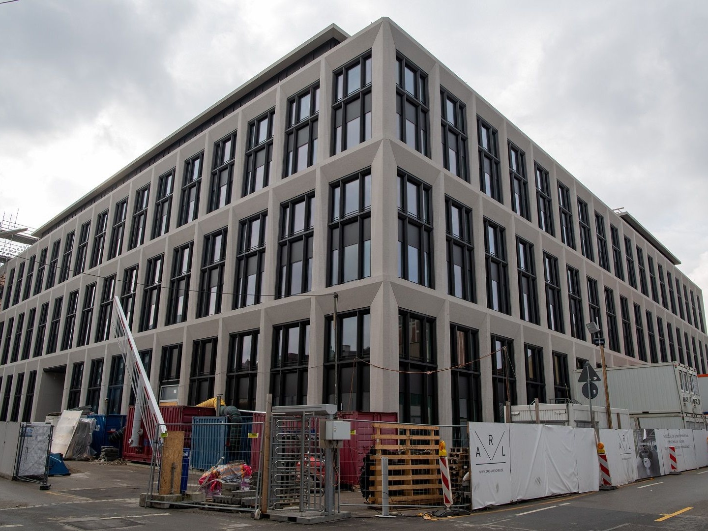 Apple announces 1bn-euro investment in German engineering hubs  