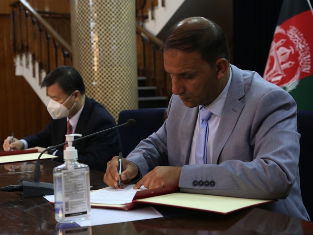 China hands over emergency food assistance to Afghanistan 