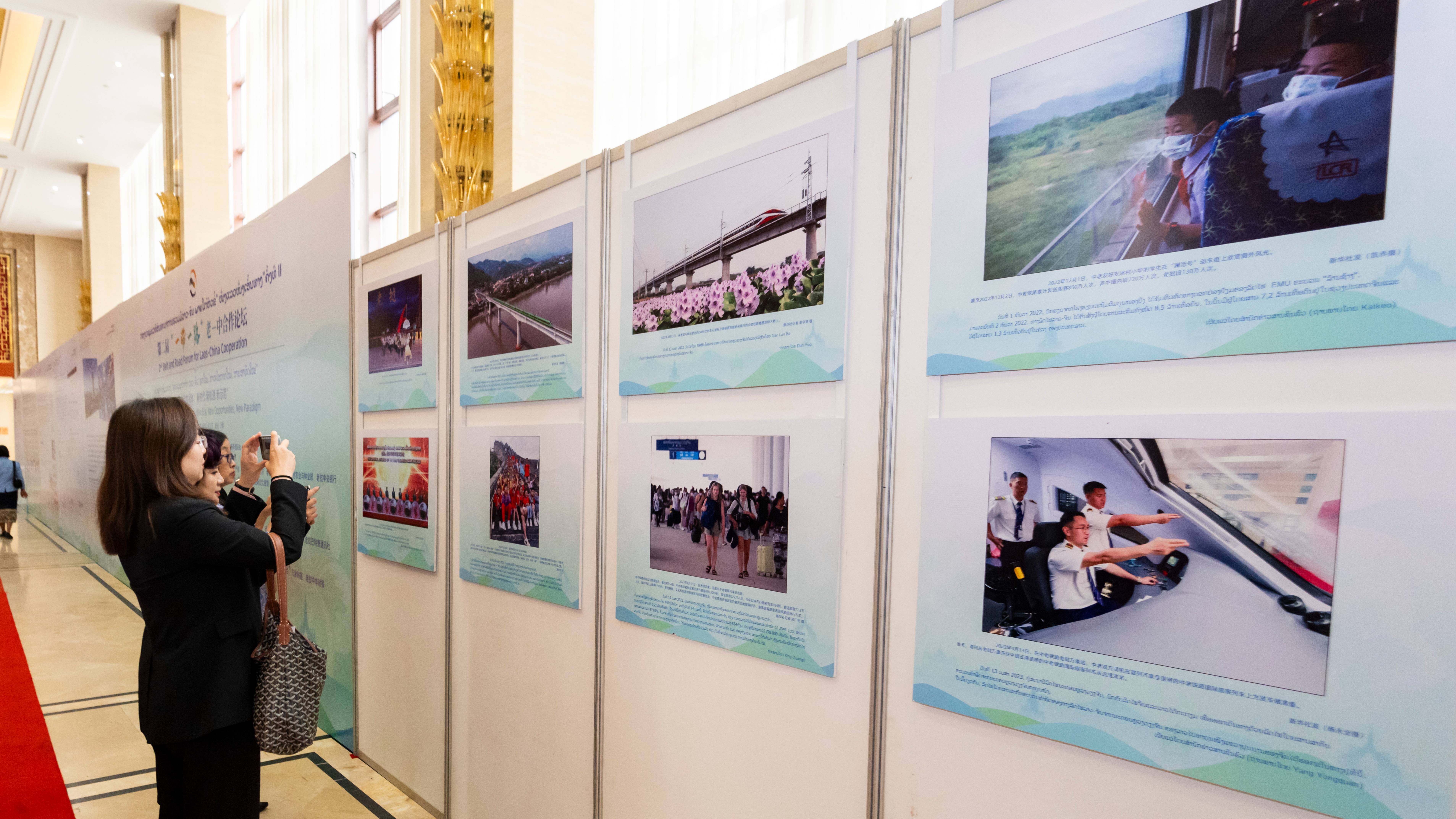 12月7日，在老挝首都万象，来宾参观“中老命运共同体建设成果”图片展。