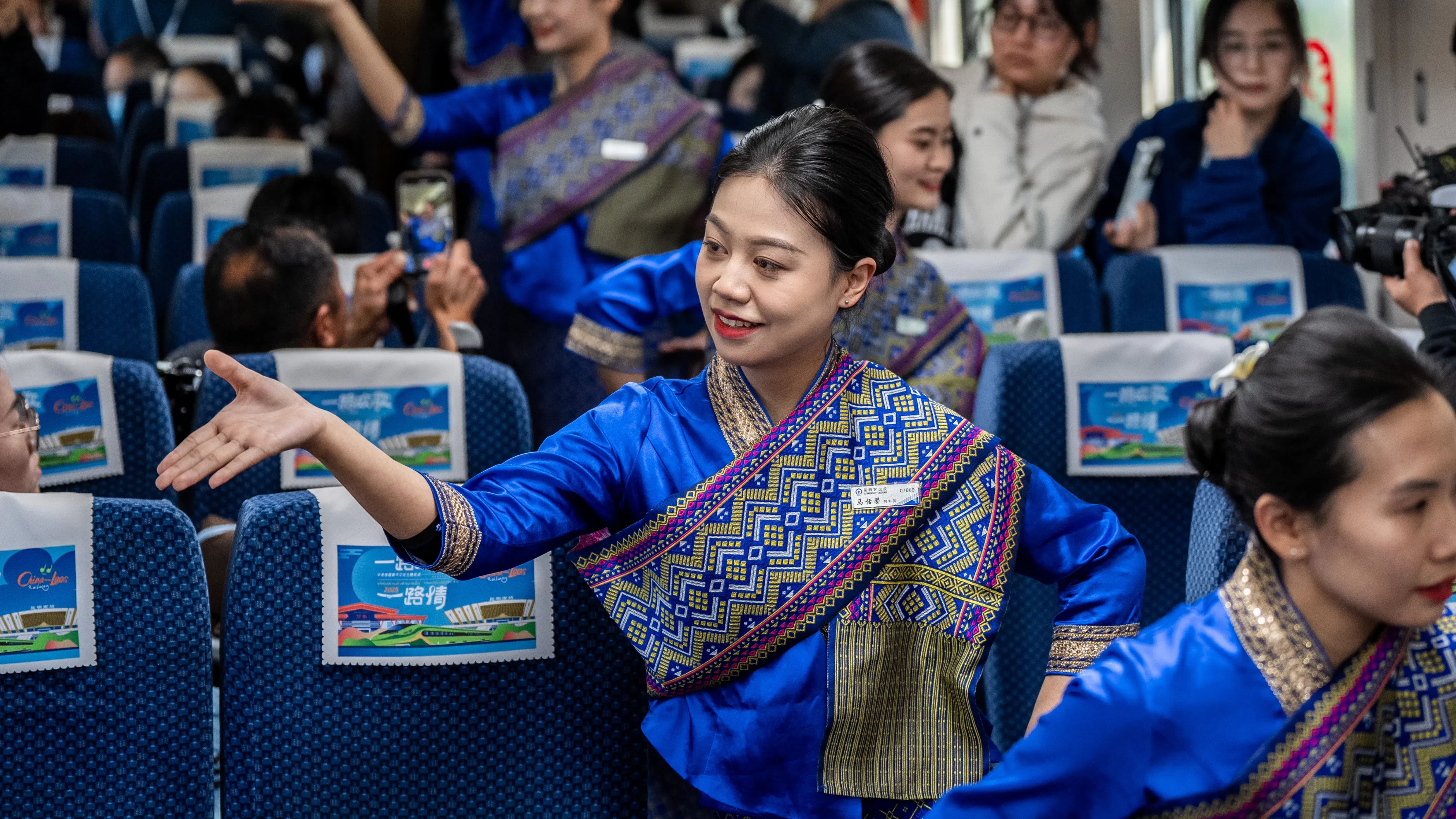 一路欢歌一路情——中老铁路上的跨国文化联欢演出