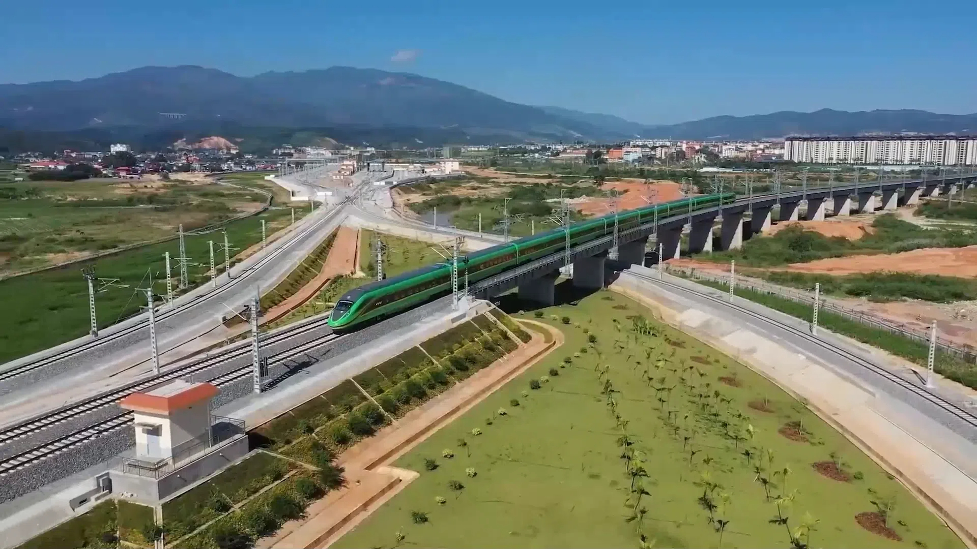 中老铁路国际旅客列车发送跨境旅客48.7万人次