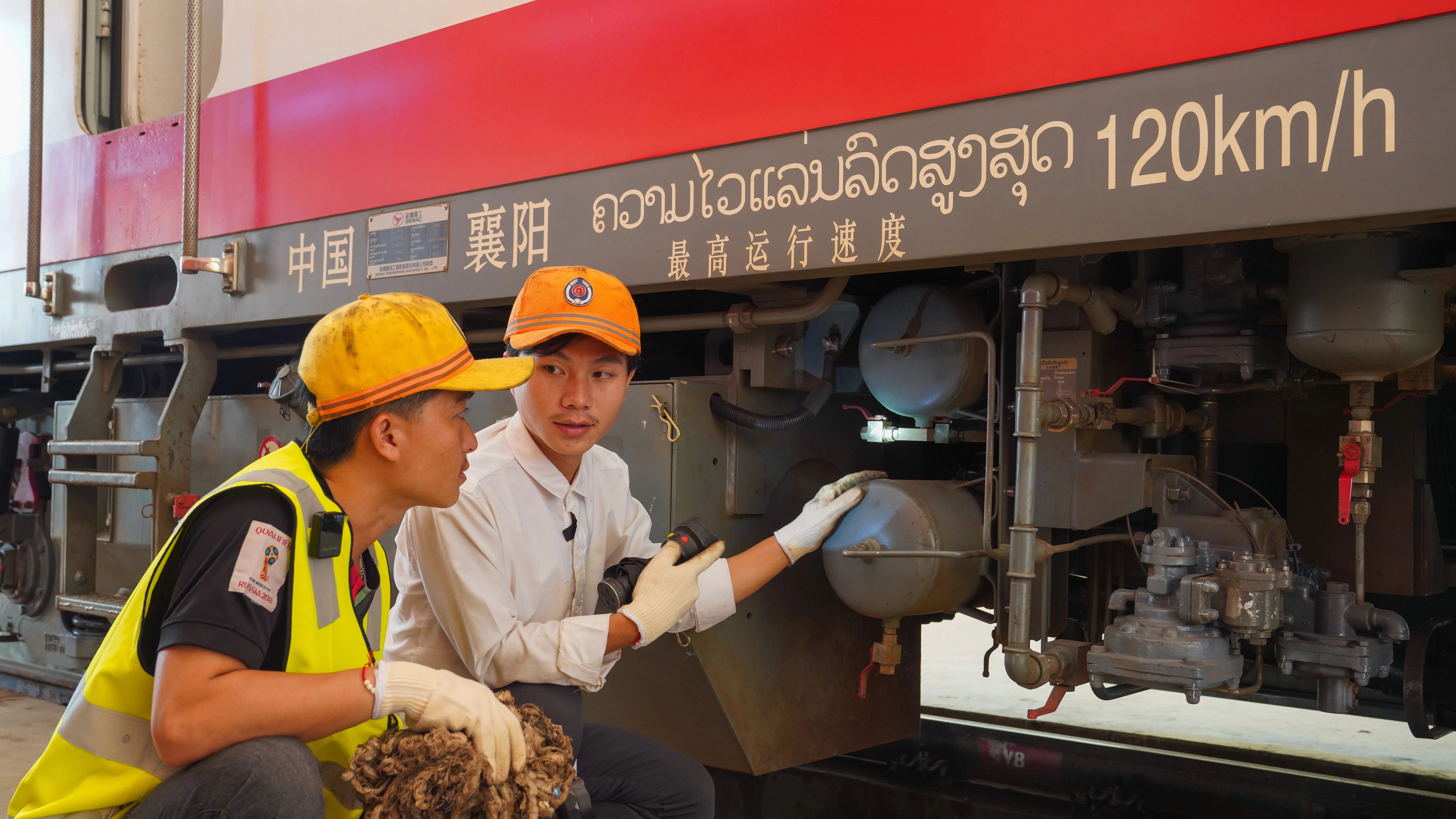 通讯丨中老铁路上，这对兄弟实现人生“换轨”