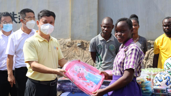 CRCC Harbor & Channel Engineering Bureau Group y CCCC First Harbor Consultants donaron balones, mochilas y muchos útiles escolares a una escuela en Ghana.