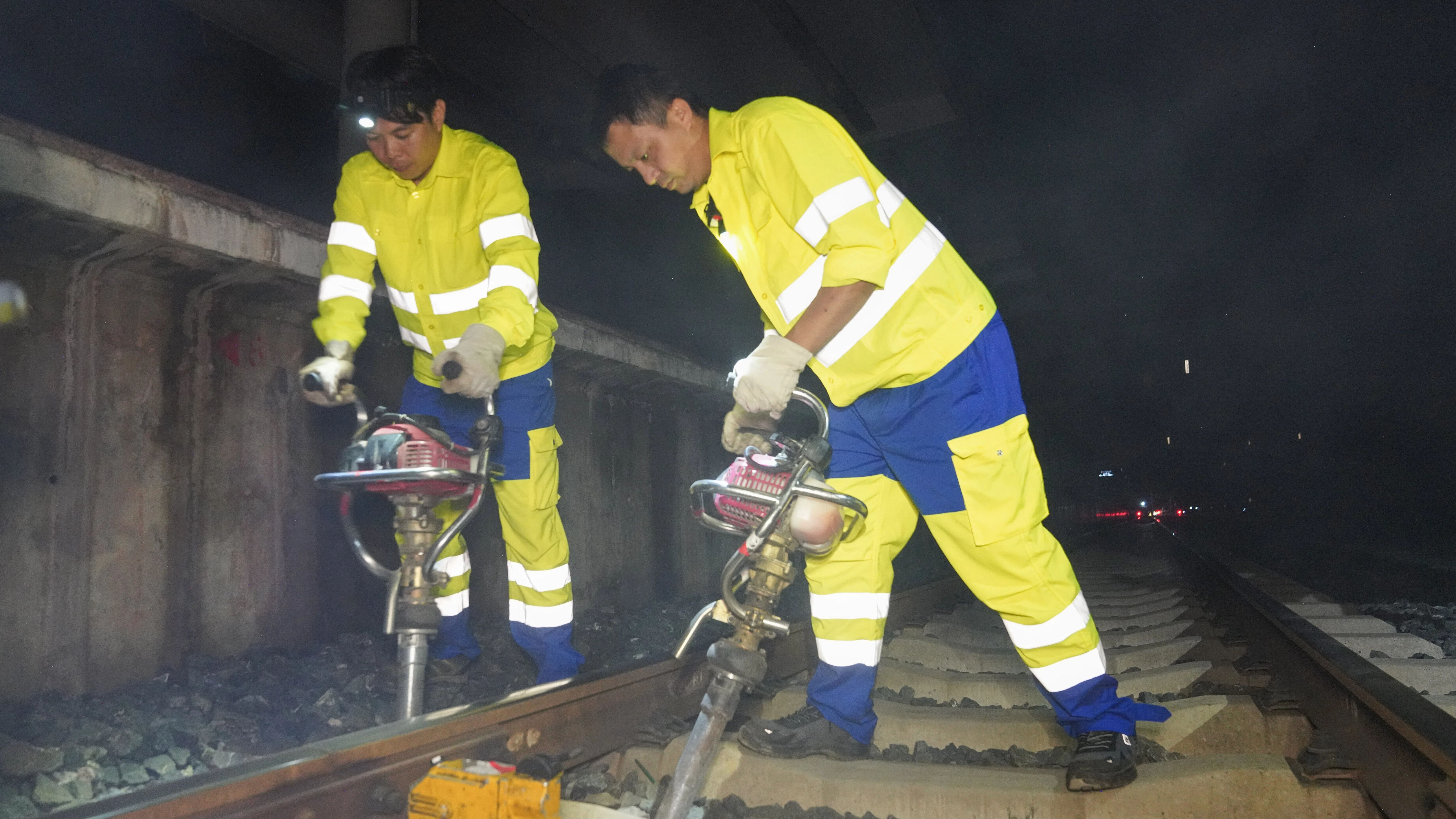 从保家到护路——中老铁路上一对退伍老兵师徒的坚守